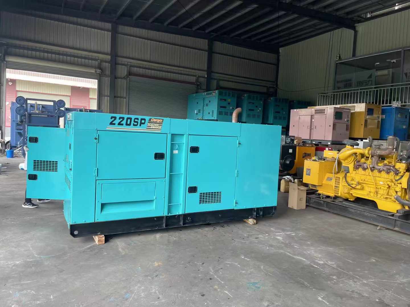 红河800kW 柴油发电机的输出电流波动范围是多少？